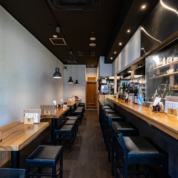 最大30名様の団体利用や各種ご宴会も大歓迎！自慢の鶏料理を囲む賑やかな集いから、仕事帰りのサク飲みまで。どんな時でも気軽に立ち寄れる、街の活気あふれる憩いの場です