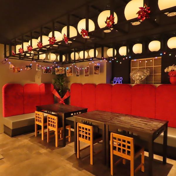内饰追求浅草的“日式”风格，邀您来到非凡的空间。餐桌座位可容纳2人至最多8人！与无限畅饮套餐一起，还可以用于新年聚会和新年聚会等各种宴会。