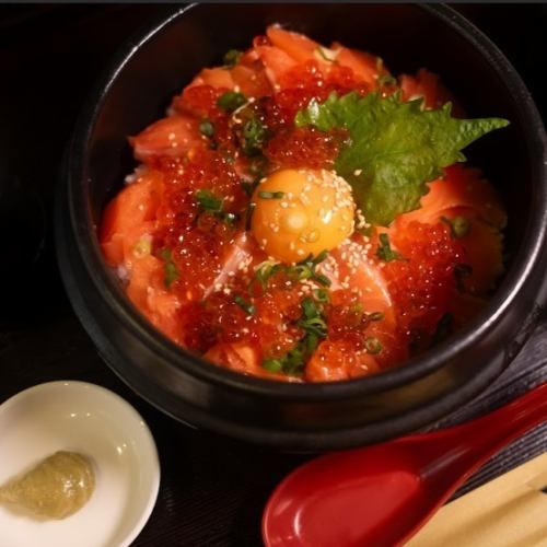 Salmon and salmon roe rice bowl