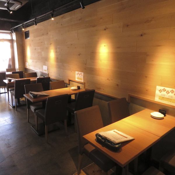 席との距離もあり安心！スタイリッシュな空間でゆったりお寛ぎください♪テーブル席×５　
