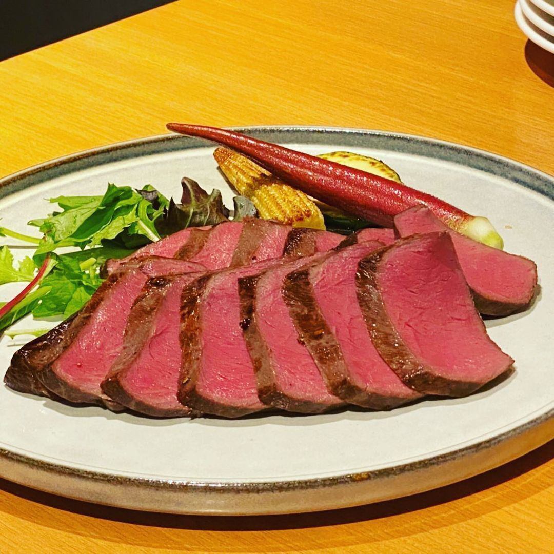 這家餐廳提供美味的和牛和馬肉,食材新鮮優質。