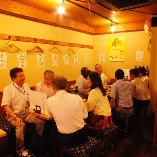 三宮高架下の活気あふれる店内で、備長炭で焼き上げる本格串焼きを。横並びのテーブル席は、一体感のある少人数宴会や仕事帰りの飲み会に最適です！お一人様歓迎のカウンターから最大40名様の貸切まで、三宮本店ならではの賑やかな空間で自慢の焼鳥と銘酒をご堪能ください。