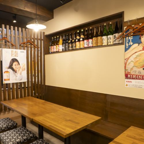 三宮駅チカで宴会場所をお探しなら「備長串屋わたる 神戸三宮本店」へ！少人数での普段使いに最適なテーブル席は、打ち上げや同窓会などの大人数での大宴会まで幅広く対応可能です。落ち着いた和の空間は、小宴会でも周囲を気にせず楽しめ、最大規模の集まりも一体感のあるお席で盛り上がれます。