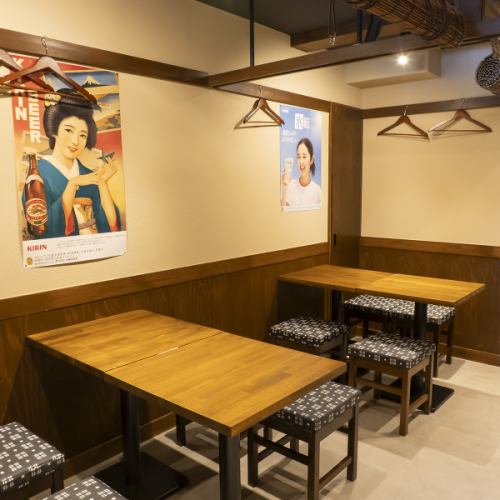三宮駅すぐの好立地にある「備長串屋わたる 神戸三宮本店」では、広々としたテーブル席を完備しております。木の温もりを感じる落ち着いた空間は、大人数でのご宴会や、ゆったり過ごしたい会社帰りの飲み会にも最適。貸切のご相談も承っており、様々なシーンに合わせて柔軟にご利用いただけます。