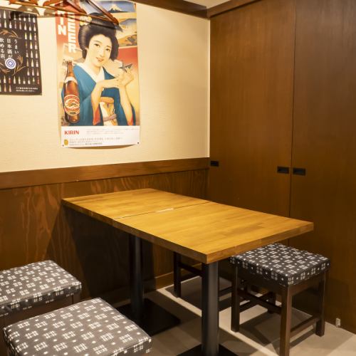 2名様から最大25名様まで対応の個室を完備！落ち着いた和空間は、女子会や合コン、会社宴会にも最適です。備長炭で焼き上げる本格串焼きを囲みながら、周りを気にせずゆったりと寛げます。少人数の飲み会から大人数の団体様まで、シーンに合わせて個室へご案内いたします。