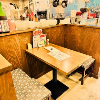 備長炭串屋 わたる 神戸三宮本店は、高架下ながら広々としたテーブル席を完備した開放的な空間が魅力。最大規模の宴会にも対応可能で、大人数での飲み会や打ち上げに最適空間です。活気あふれる雰囲気の中、こだわりの炭火串焼きを囲んで賑やかなひとときをお過ごしください。