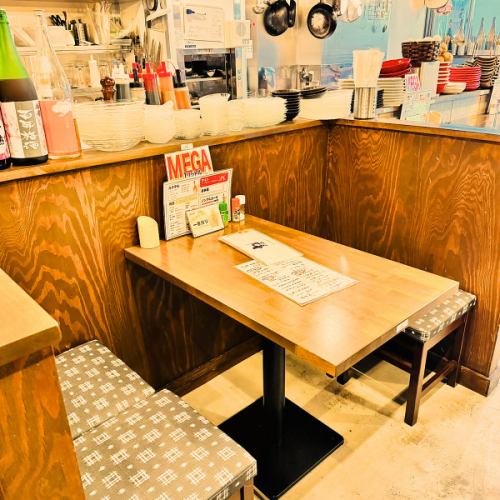 備長炭串屋 わたる 神戸三宮本店は、高架下ながら広々としたテーブル席を完備した開放的な空間が魅力。最大規模の宴会にも対応可能で、大人数での飲み会や打ち上げに最適空間です。活気あふれる雰囲気の中、こだわりの炭火串焼きを囲んで賑やかなひとときをお過ごしください。