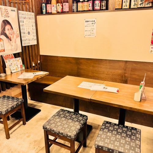 三宮駅すぐの高架下で、炭火が香る本格焼き鳥を。店内には少人数から宴会まで対応可能な、ゆったり寛げるテーブル席を完備。落ち着いた雰囲気の個室風ボックス席は、飲み会や女子会にも最適です。貸切相談も承ります。自慢の串焼きを囲み、多彩な居酒屋メニューと共に賑やかなひとときを。