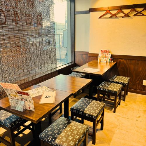 臨場感たっぷりのカウンター席は、職人の技を間近に望む特等席。香ばしい香りに包まれながら、お仕事帰りにサクッと一杯いかがでしょうか。落ち着いた照明が灯る店内は、週末のデートや記念日にもオススメ。少人数から最大40名様まで、シーンに合わせたお席をご用意し、炭火の温もりと共に皆様をお迎えします。