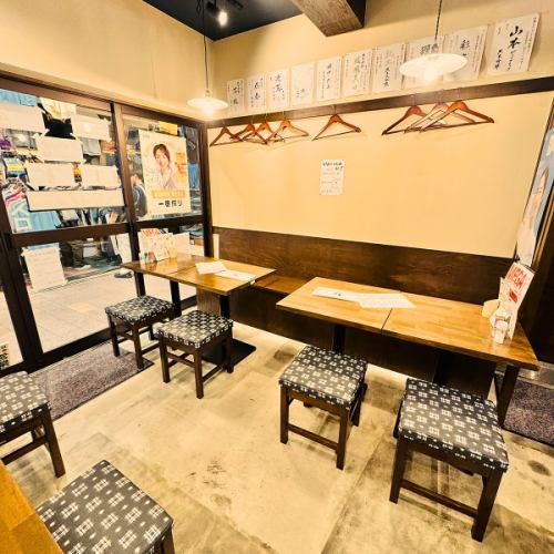 三宮駅すぐの「備長串屋わたる 神戸三宮本店」では、2階フロアの貸切予約を承っております！会社宴会や歓迎会、送別会、同窓会はもちろん、女子会や友人との食事会にも最適なプライベート空間です。備長炭串焼きや六白黒豚の鍋を囲み、種類豊富な飲み放題と共に特別なひとときを。大人数での集まりにぜひご利用ください。