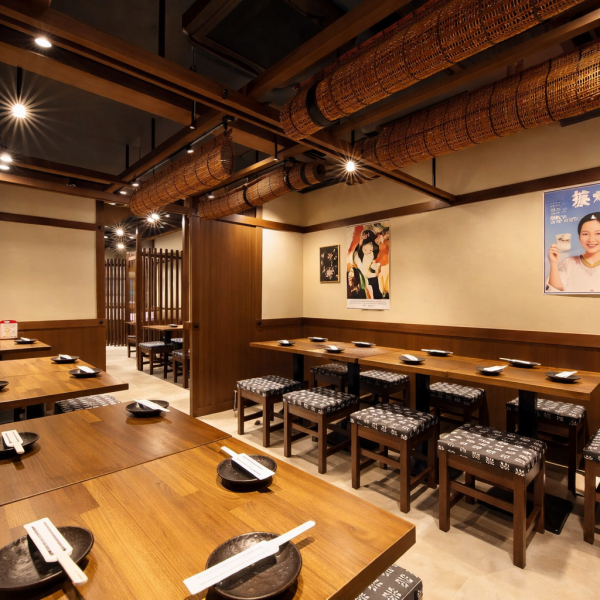 【ご予約受付中】 木のぬくもりたっぷりで、ほっこりくつろげる空間。少人数から最大規模の団体様まで、小宴会から大宴会まで幅広く対応可能です！普段使いはもちろん、打ち上げや同窓会など、各種ご宴会にも最適。三宮の高架下で、備長炭の香りとともに賑やかなひとときをお楽しみください。