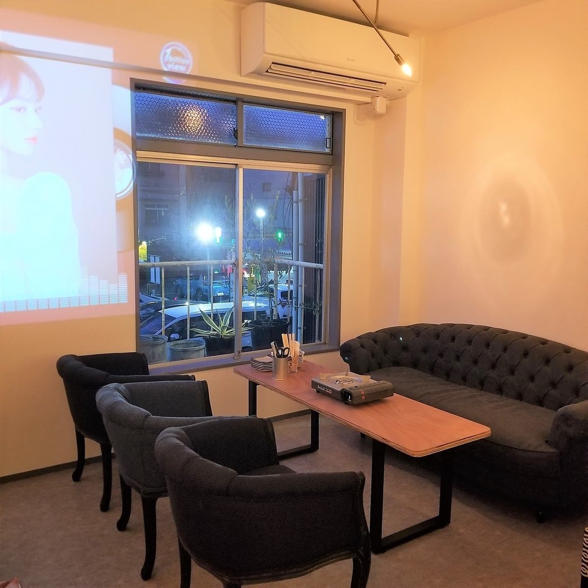Popular 2nd floor sofa seat ☆ You can enjoy your meal slowly while watching the outside scenery and the image of the projector ♪