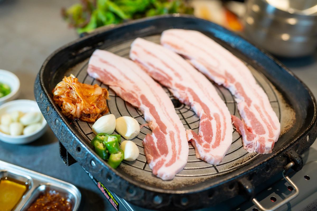 韓国×お肉といえばサムギョプサル！豚肉の脂身を鉄板で焼いてしっかり落とし、お好みの薬味とともに新鮮野菜で巻いてヘルシーにお召し上がりください。当店イチオシ！
