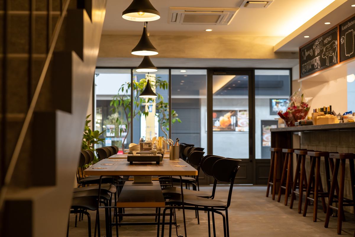 On the 1st floor, there are table seats and counter seats where you can feel the live atmosphere of the kitchen.There are table seats and comfortable sofa seats on the 2nd floor, so you can choose a seat according to the scene.
