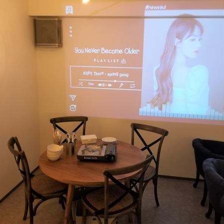 It is a relaxing sofa-seat.You can enjoy watching videos of Korean idols.This corner is a special seat that is slightly separated from other seats.
