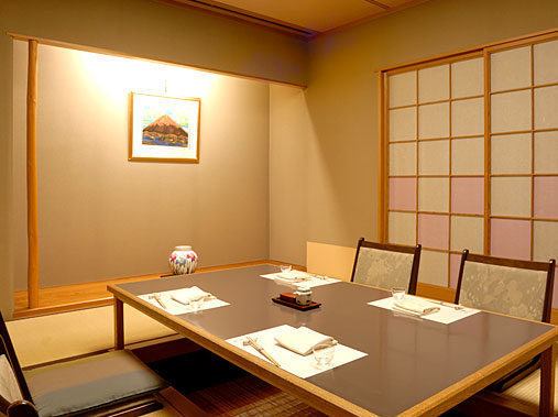 It is a private dining room that can accommodate up to 2 to 6 people.Ideal for hospitality and hospitality outside the prefecture.Enjoy delicious sake and cuisine in private space.