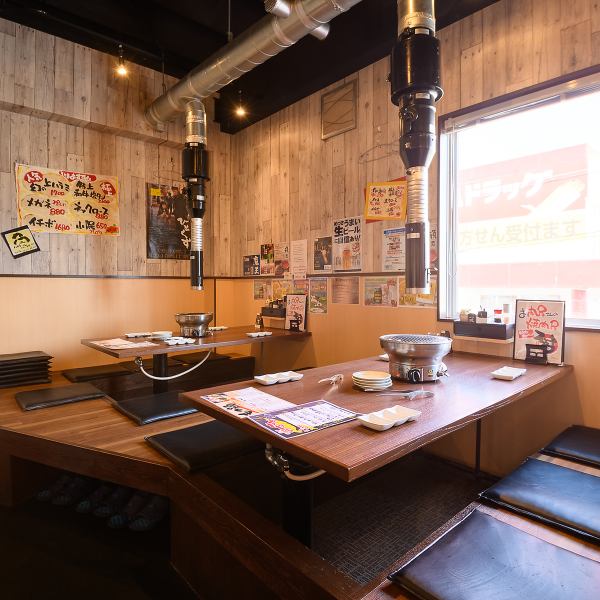 【ご家族様にもおすすめ◎】テーブルを囲み、みんなでシェアしながらの食事は楽しい時間に。温かいおもてなしと、落ち着いた雰囲気の店内は、お子様連れでも安心です。