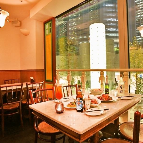 【眺望が抜群のお席♪】汐留のイルミネーションを眺めながら、本場のシンガポール料理をお楽しみ頂けるお席もございます！皆様が楽しんで、お酒やお食事を召し上がって頂ける雰囲気を目指し、日頃からお客様への気遣いや配慮を実践しております◎仕事帰りや、デートなどの様々なシーンで、ご利用いただけます。
