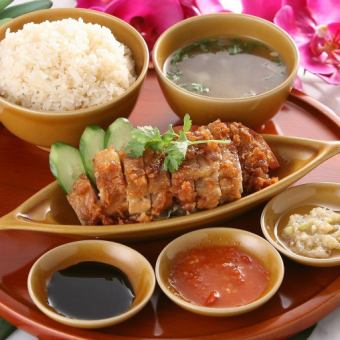 海南鶏飯(揚げ)【肉大盛+200円(税込)、ライス大盛+100円(税込)】