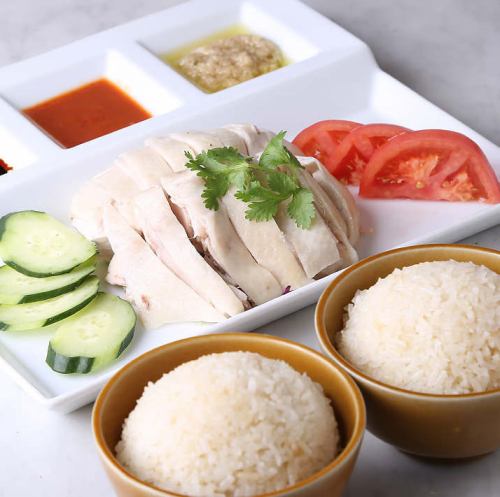 当店自慢の料理、海南チキン3種のソースで！1羽(4～6人前)3650円(税込)