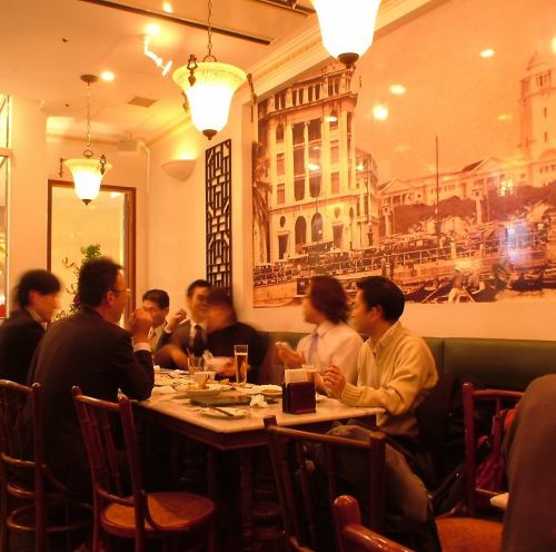 屋台料理の数々をテーブル一杯に並べて皆で食事を楽しむ