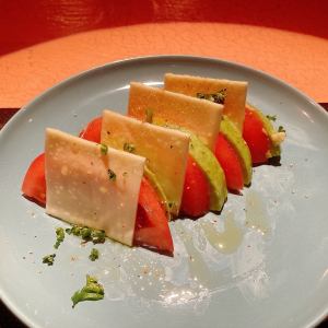アボカド、トマト、チーズの簡単サラダ