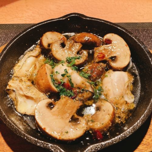 牡蠣とマッシュルームのアヒージョ