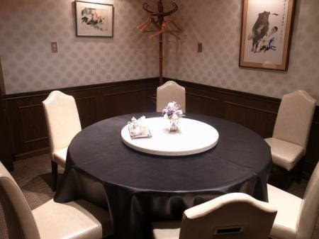 Small private room with round table for 5-6 people, or 2 rooms can be connected for a maximum of 12 people (please inquire about the number of people) and can also be used for social gatherings.