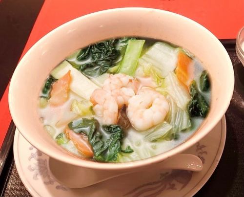 Salt soba noodles with shrimp and green vegetables