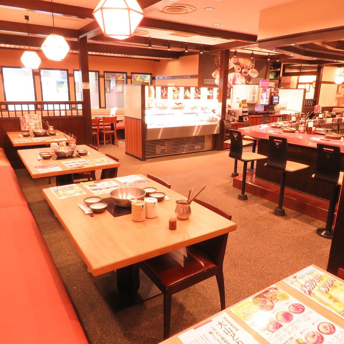 餐厅以四人桌位为中心，还有可以享受人气【单人火锅】的辅导员席！