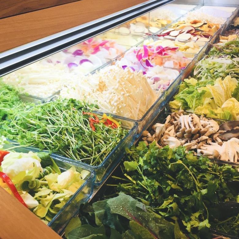 [All you can choose fresh vegetables, sauce and seasonings!] Food bar