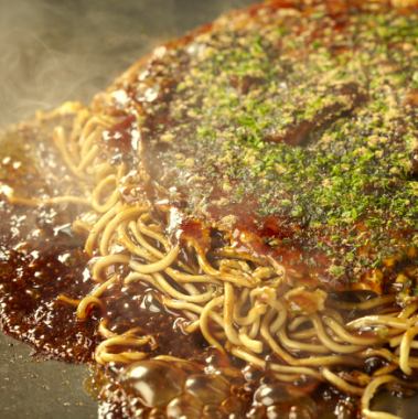 [Okonomiyaki from Hiroshima] Onomichiyaki ◇ The okonomiyaki where the ingredients overlap like a mille-feuille is exquisite!! Our staff will grill it for you ♪