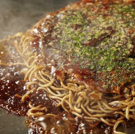 Enjoy Hiroshima Onomichi's special okonomiyaki!