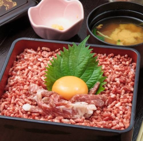 Very popular on social media! Lunch-only fatty horse meat rice bowl♪