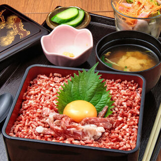 SNS映え間違いなしの馬肉大トロ重は数量限定!