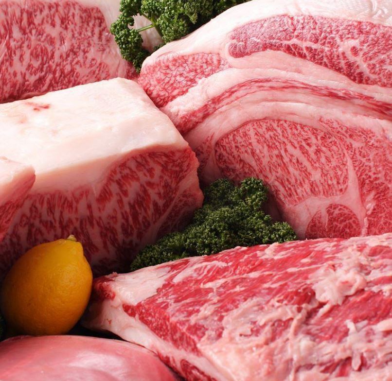 [Delicious] We purchase an entire Kuroge Wagyu beef cow! Our craftsmen will carefully prepare the meat for you.