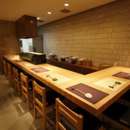 [Suitable for 1 to 8 people] Enjoy fresh seafood and sushi at the wood-grained desk! You can enjoy your meal while enjoying the sushi chef right in front of you.Couples, friends, co-workers, couples, and couples can easily use this seat! You can also use it alone for a quick drink, so please feel free to drop by!
