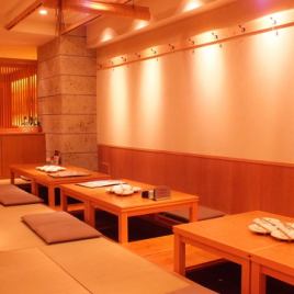 【15～30名様までOK】すだれで仕切ることが可能です。お隣を気にすることなくご宴会可能。ご利用人数に合わせてご案内致します！掘りごたつですので、足をのばしておくつろぎできます。ご宴会にぴったり！お子様連れでのご利用もＯＫ！お気軽にご来店ください！