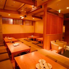 【15～30名様までOK】お座敷は掘りごたつ席となっております。すだれで仕切ることが可能ですのでご利用人数に合わせてアレンジいたします。全体的に木の温もりが感じられる広々店内となっております。ちょっとした飲み会～大人数のご宴会も対応しております。単品飲み放題1600円(税込)～2Ｈ飲み放題付コース3500円(税抜)～