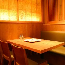 【2～16名様までOK】席のレイアウトができます。お客様の人数によってご案内できます。和紙の障子、木の格子、全体的に和を基調とした一体感のあるテーブル席です。居心地がとても良いですので是非ご利用下さい！