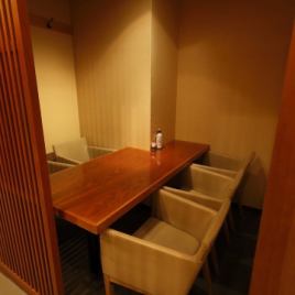【2～5名様までOK】少人数の個室です。プライベートな空間を演出！落ち着いてお食事を頂けますし、ワイワイ賑やかにご宴会をして頂くこともできます！ごゆっくりとお過ごし下さい！