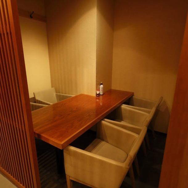 <<少人数様向けの完全個室席あり!ご宴会&歓送迎会にご好評いただいています>>雰囲気抜群☆木のぬくもりが居心地のよさを演出、各個室風合いのある和紙と柔らかな光がぬくもりをもたらす和みの空間をイメージしております。田町で本物の和の空間を体感したいお客様、必見です。