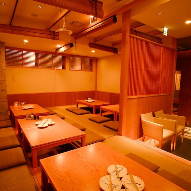 <<掘り炬燵席最大30名様までOK>>格子の壁細工や和紙の照明が懐かしくも新しい雰囲気を演出!すだれで仕切ることが出来るので、人数問わず周りを気にせずご利用いただけます。少人数でのお食事・飲みにもぴったり!会社帰りに1杯お楽しみください。