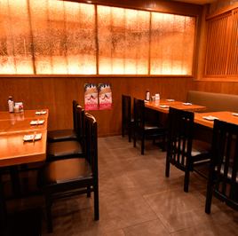 【2~16名様までOK】お席はご利用人数に応じてレイアウト変更が可能です。ご宴会やお集まりに最適な空間をご用意しております。お席の詳細など、ご不明点がございましたらお気軽にお問い合わせください!