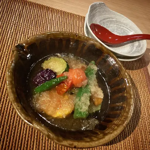 一道即兴炸鸡菜式：“鸡肉配时令蔬菜”
