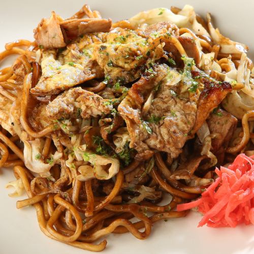 当店自慢の一品！リピーター続出の絶品焼きそば【肉入りたまご焼きそば】