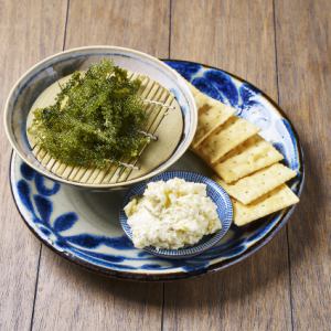 海ぶどうと島らっきょうチーズ  -クラッカーを添えて-