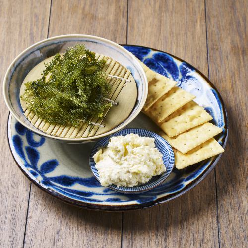 海ぶどうと島らっきょうチーズ  -クラッカーを添えて-