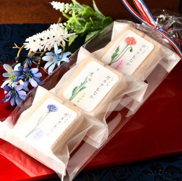 You can purchase ``homemade sweets'' at our store, which are recommended as gifts or souvenirs for entertaining guests.