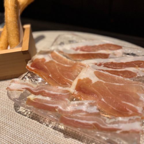 【姉妹店「肉割烹 ささえ」
新メニューのご紹介】

こんばんは💫
今日はまさかの雪でしたね～❄

昨日今日と、
ご来店頂いているお客様と、
たくさんお話が出来て、
楽しいなぁ～幸せだな～と
満足感を感じている
配信担当の江里子です😊

もう経理とか事務的な仕事はしないで、ずっと接客だけしていたくなっちゃいます…(笑)
でも、会社の発展のためには、
そうは出来ないので頑張らねばっ💪

さて、前置き長くなりましたが、
今回は姉妹店『肉割烹ささえ』の
春メニューについて』です💫

2月から新メニューになりました～🌸
今回も試食しましたが、
全てが安定の美味しいメニューに仕上がっています✨

ちなみに今期メニューの私の推しは
「和牛ユッケの稲荷寿司」
ユッケは何度か食べていて、
もちろん美味しいのは分かっているのですが、稲荷寿司の風味と相まって、これまた美味っ❣と、
何個も食べたくなるお味🍣

そしてもう一品は
『3種生ハムと揚げパン』
好評により2度目の登場ですが、
このスティック状の揚げパンと
生ハムの相性が抜群🥰
希少な生ハム、
ちびちび食べるのがおススメ👍

もう、あれもこれもおススメで
全部書きたいのですが
書ききれないので

気になる方は、是非、
新メニューを食べにいらして下さいませ💕
皆様のご来店お待ちしております🥰

#フランセーズラポルテ 
#フィオーレの森 
#姉妹店 
#肉割烹ささえ 
#2月からの新メニュー